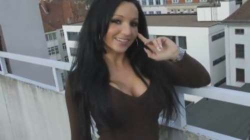 Трахает красивую брюнетку на крыше