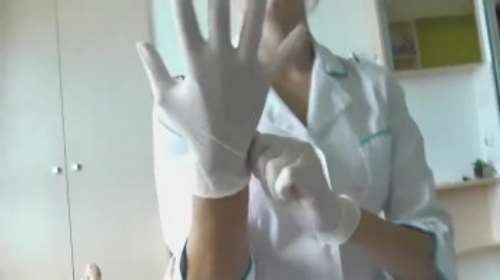 Медсестра в перчатках дрочит член и потом дает себя трахнуть