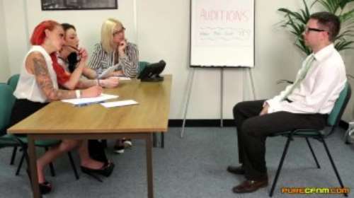 ДЕВУШКИ ДРОЧАТ ПАРНЮ: три женщины подрочили член парню