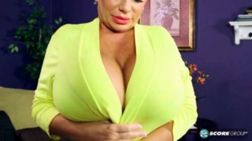 Эротическое видео со взрослой с большими дойками, ласкающей бритую письку