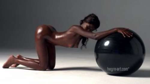 Эротика с негритянкой: маленькие сиськи, упругая попка в масле