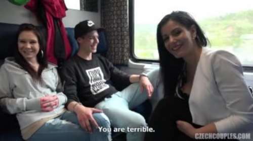 Порно в КУПЕ ПОЕЗДА: групповой секс молодых в спальном вагоне