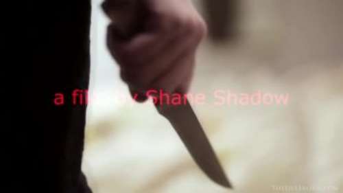 Девушка лежа на кровати мастурбирует вагину и клитор