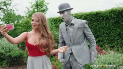 Костюмированное порно от BraZZers: актер памятник трахается на улице с девушкой