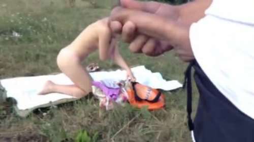 Русский парень дрочит при девушке на улице