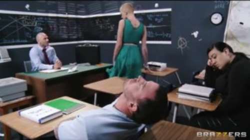 ЛЫСОЕ ПОРНО: бритый учитель трахает лысую студентку в классе