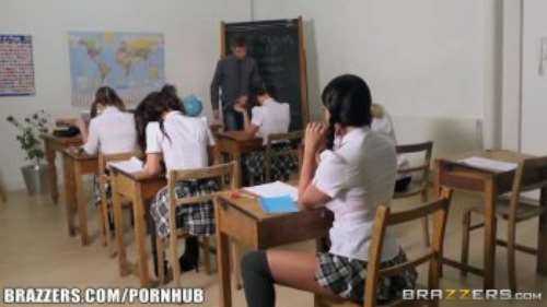 Анальное порно в КЛАССЕ со студенткой с косичками и учителем