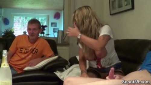 Дядя дал племяннику трахнуть тетю: блондинка с пирсингом сосет парню член