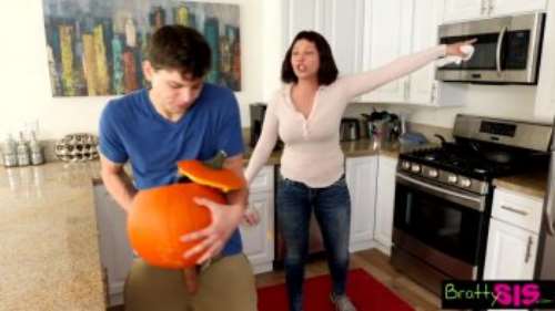 СМЕШНОЕ порно:  мать увидела член парня когда его дрочила  сестра