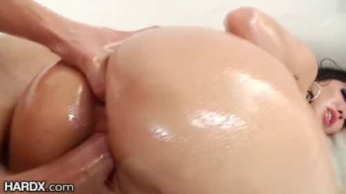 Итальянку в масле трахают жестко раком и лижут вагину с черными волосами на лобке