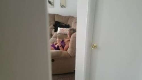 Секс кузена с кузиной: подсмотрел как мастурбирует сестра и трахнул ее