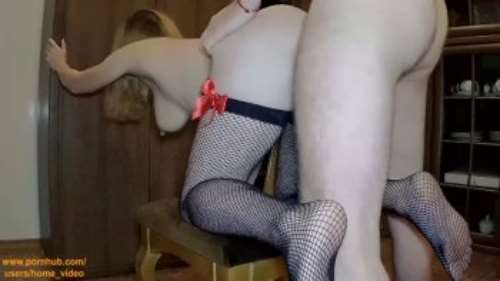 Русскую девушку в чулках в сетку трахает раком хахаль