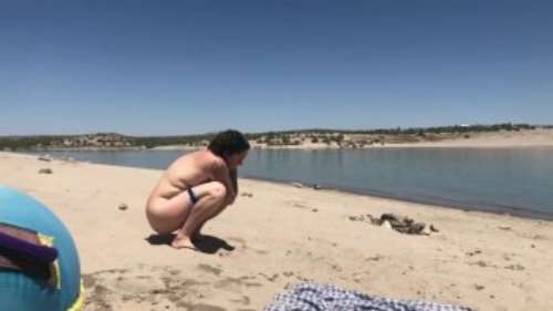 Две девушки сосут член на пляже и потом парень ссыт на одну из них