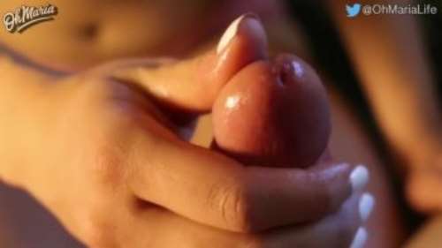 Девушка ДРОЧИТ ПАРНЮ ~ HD порно крупным планом с мастурбатором