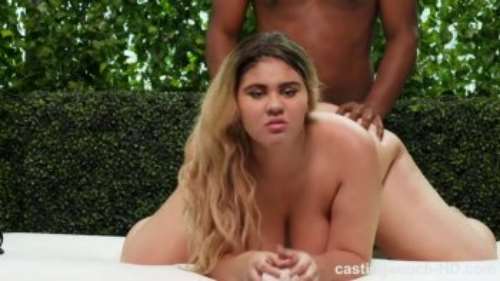 Кастинг молодой толстушки с длинными волосами и большими грудями с пирсингом