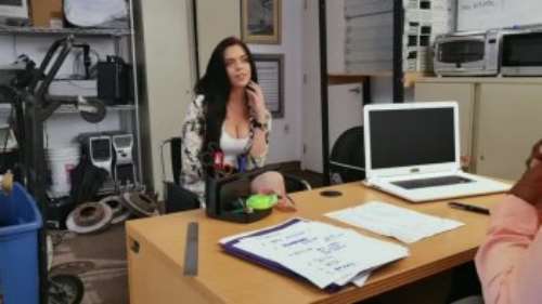 Молодая соска делает минет и трахается с негром за роль в кино