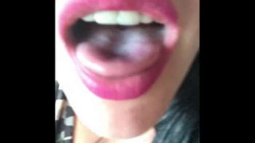 Девушка дрочит водителю за рулем и сосет ему