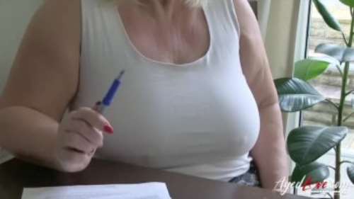 Зрелая сисястая блондинка с большой грудью сосет молодому любовнику