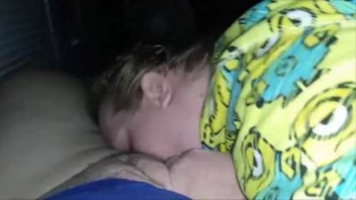 Толстая страшная баба сосет член в любительском видео