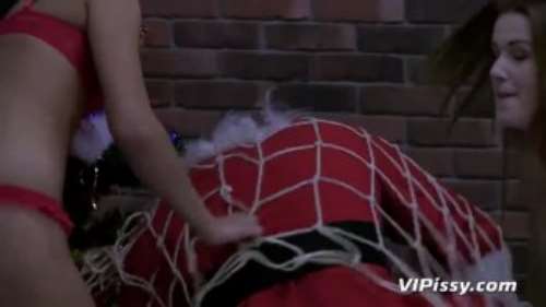 Две девушки писают на парня, а он на них