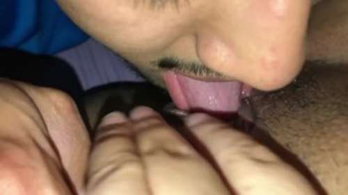 Араб делает кунилингус крупным планом