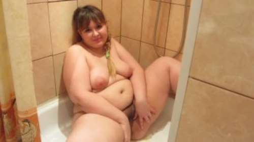 Русская толстуха в ванной показывает свои сиськи и жопу