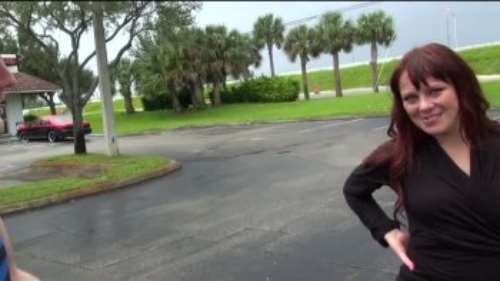 Темнорыжую пухляшку пердолят и дают в рот сосать член