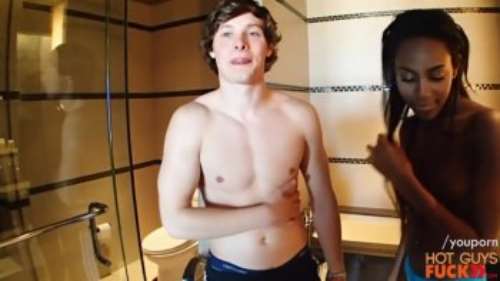 Молодой белый студент трахает опытную негритянку