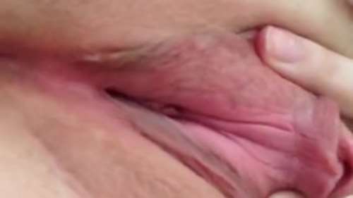 Девушка мастурбирует писю зажатой между ног подушкой