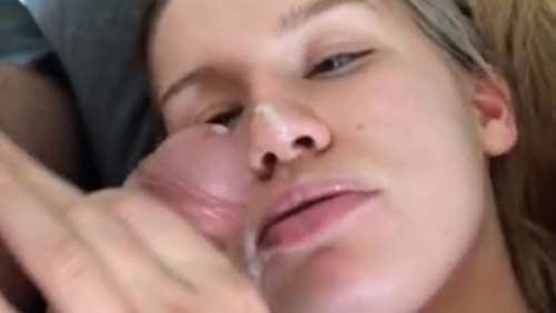 Девушка сосет и глотает сперму