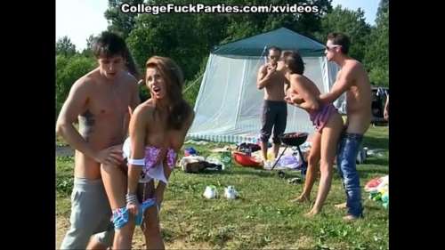 Пьяные студенты трахаются на природе на пикнике