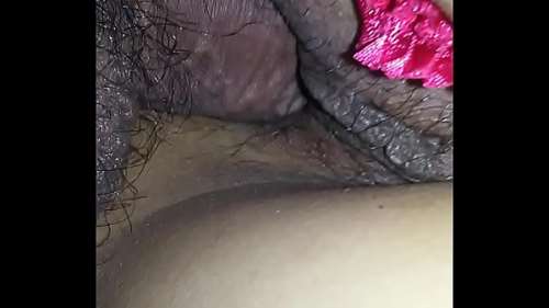 Очень крупным планом волосатый член в волосатой пизде и сперма внутрь