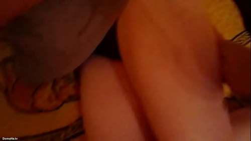 Русской бабе силой дают сосать член