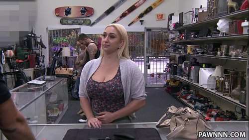 Мошенницу с большими сиськами трахнули охранники