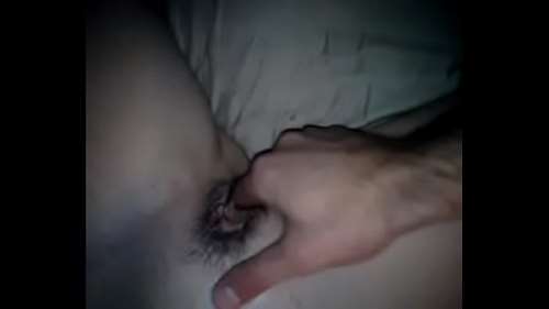 Мужские пальцы ласкают волосатую вагину