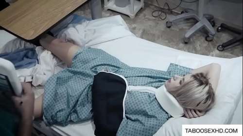 Медбрат трахает лежачую пациентку с переломами