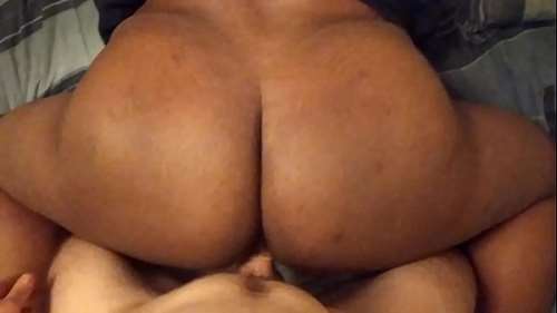 Большая и толстая попа негритянки и такие же сиськи