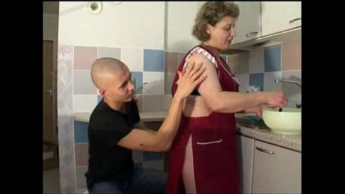 Парень трахает свою взрослую тещу на кухню