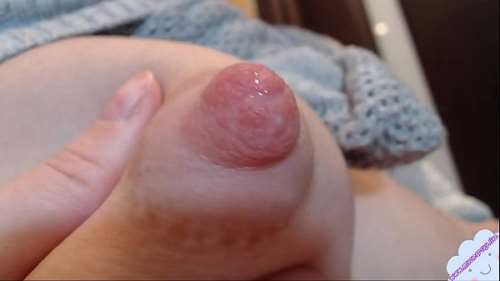 Огромный сосок на молочной груди