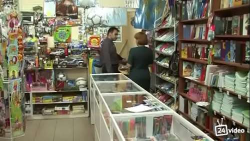 Директор трахает замужнюю зрелую продавщицу в подсобке магазина