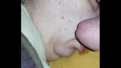 Спящая и пьяная шлюшка получила сперму в рот на вписке 