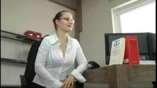 Шеф трахает молодую пухленькую секретаршу на ее рабочем столе