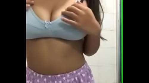 Латинка снимает свои большие голые сиськи на телефон.