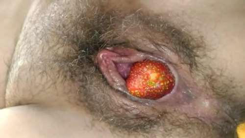 Волосатая сочная пизда зрелой бабы с клубникой