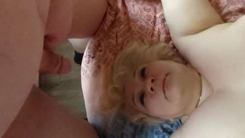 Мужики трахают взрослую женщину (жену одного из них) и кончают ей на лицо