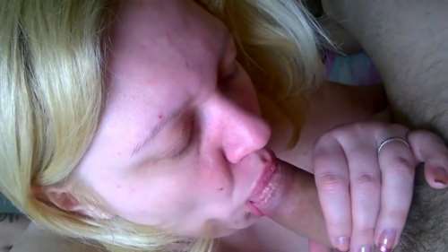 Моя жена сосет у меня и моего друга сразу