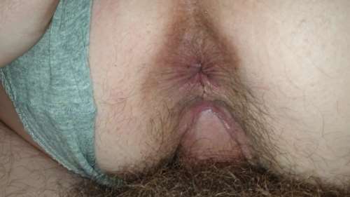 Ебут зрелую и суют ей палец в жопу