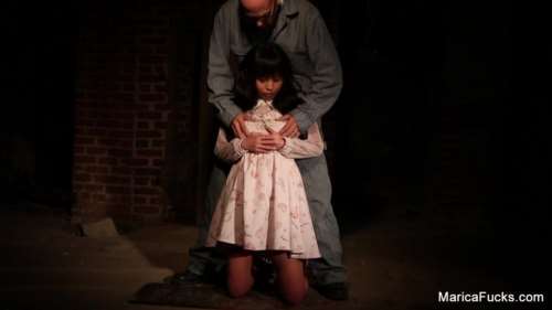 Мужик лапает в подвале Марику и грубо раздевает