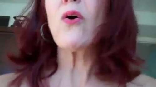 Рыжая баба села на хуй мужика сверху