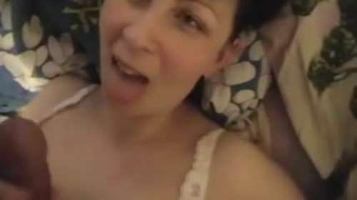 Дама дрочила мужику и он кончал ей на лицо